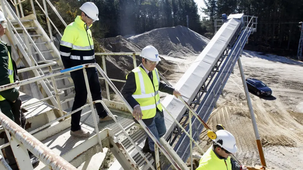 El director xeral de Enerx&iacute;a e Minas en su visita a la explotaci&oacute;n lucense. /X.PONTE.