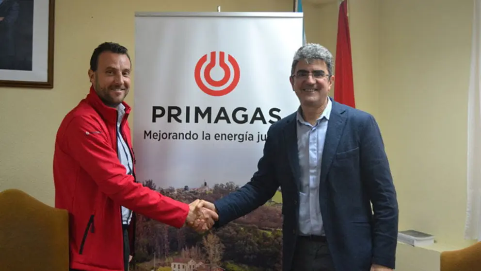 Joost Korver, director general de Primagas, junto al alcalde de A Guarda, Antonio Lomba.
