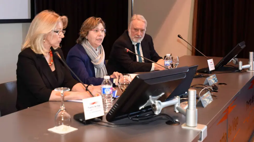 Corina Porro, Rosa Quintana y Enriquez L&oacute;pez Veiga en la clausura de la jornada organizada por el Consello Econ&oacute;mico e Social./P.HERN&Aacute;NDEZ GAMARRRA.