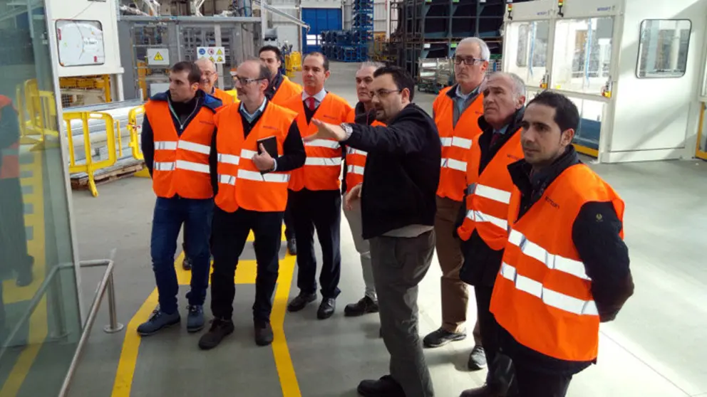 Visita de los directivos a la planta de Benteler.