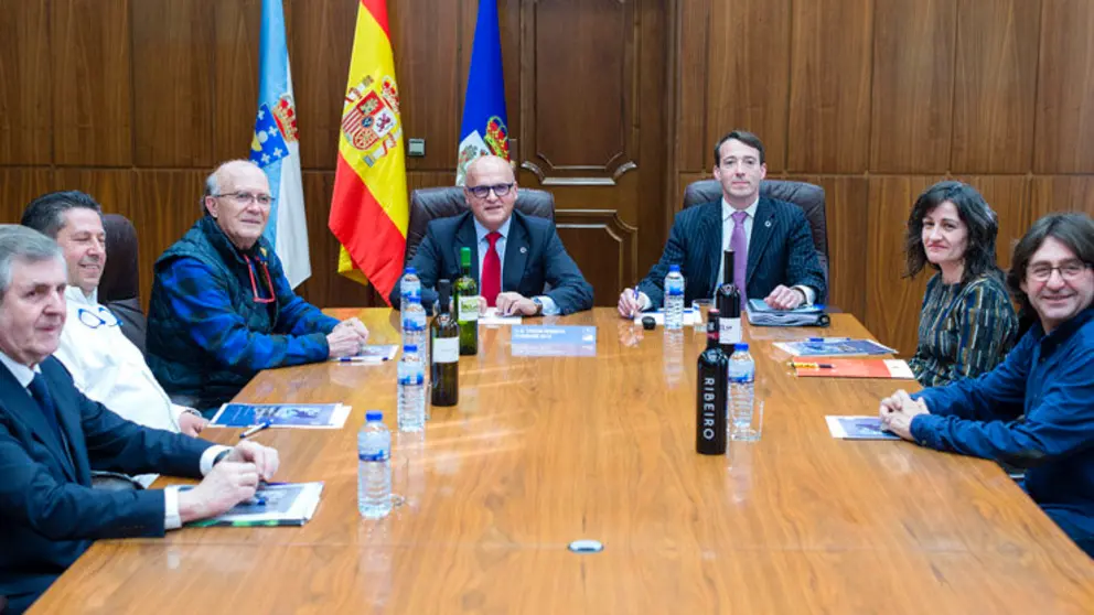 El presidente de la Diputaci&oacute;n de Ourense acompa&ntilde;ado de representantes de los consellos reguladores ourensanos, el gerente del Inorde y el empresario norteamericano Glenn Albright./A.PAZ.
