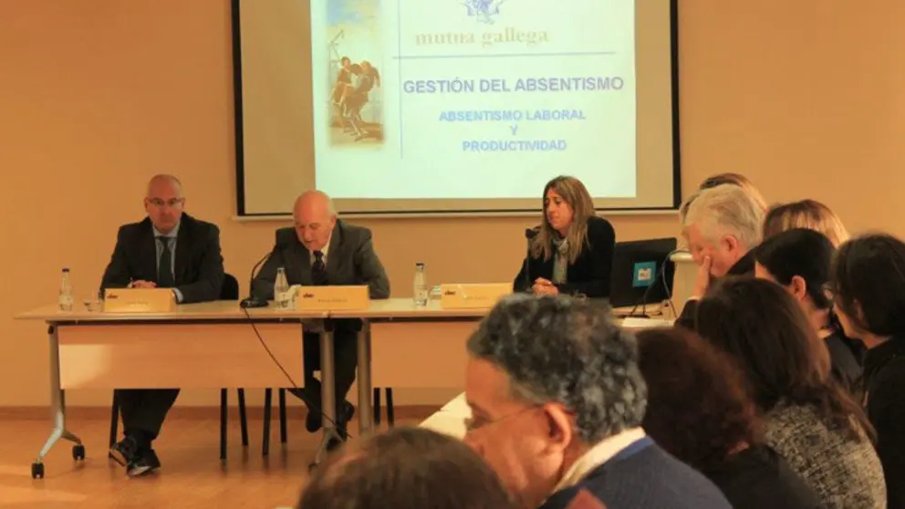 Javier Fl&oacute;rez, Antonio Fontenla y Bel&eacute;n Cartimil en la jornada sobre absentismo celebrada en la CEC.