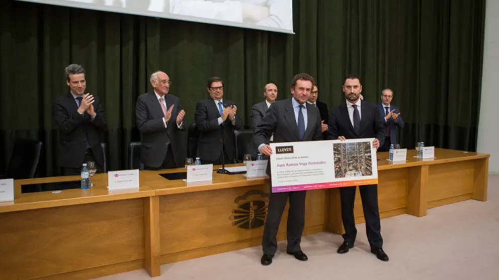 El mejor alumno de la promoci&oacute;n recibe el premio./C.PRIETO.