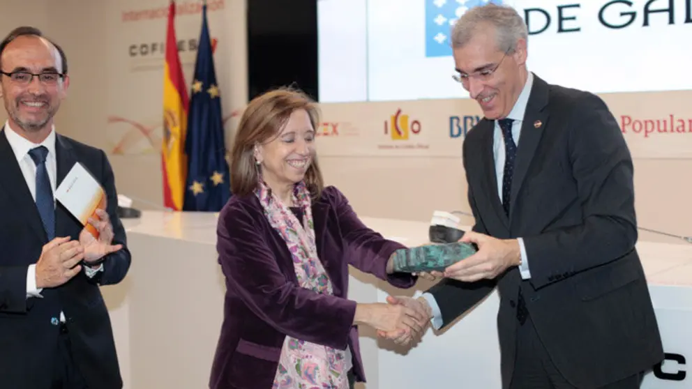 La secretaria de Estado de Comercio entrega el premio de Cofides al conselleiro de Econom&iacute;a de la Xunta./CH.BARROSO.