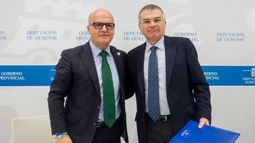Manuel Baltar e Jos&eacute; Antonio V&aacute;zquez trala sinatura do convenio./A.PAZ.