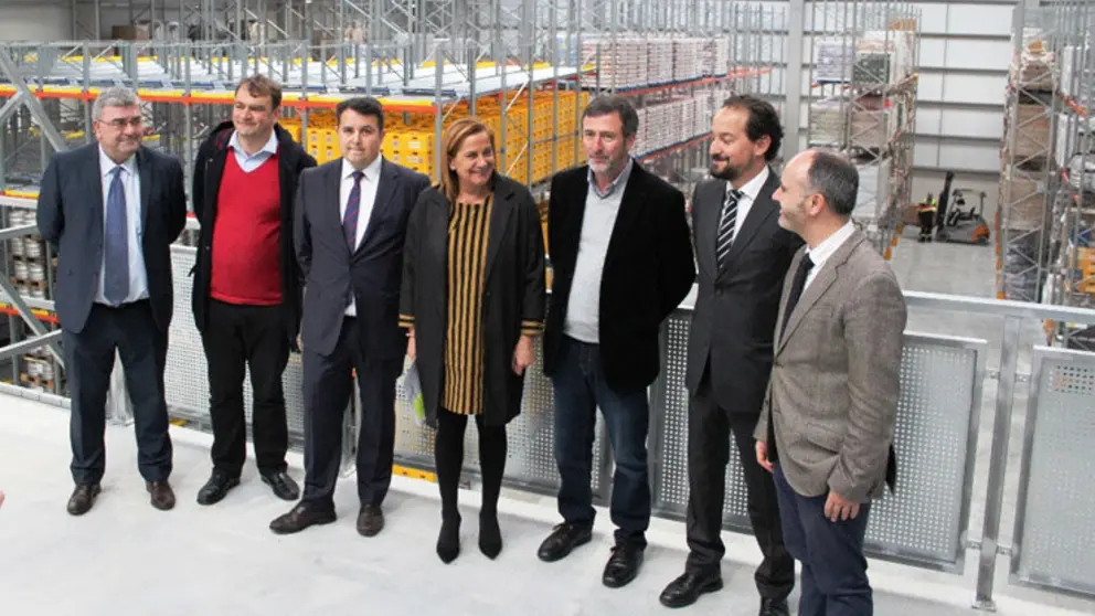 Autoridades na visita ao centro lox&iacute;stico de Estrella Galicia no pol&iacute;gono de Barro-Meis.