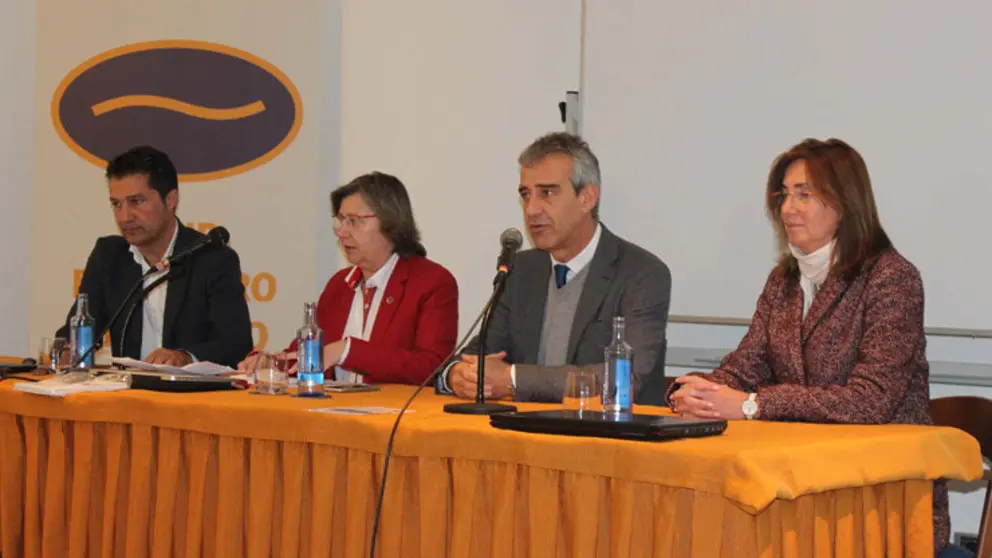 Emilio F Garc&iacute;a, ingeniero de caminos de la Autoridad Portuaria de A Coru&ntilde;a y autor del sistema; Rosa Quintana, conselleira do Mar; Ricardo Bab&iacute;o, decano del Colegio de Ingenieros de Caminos, Canales y Puertos de Galicia; y Viviana Garc&iacute;a, gerente de Enxa Galicia.