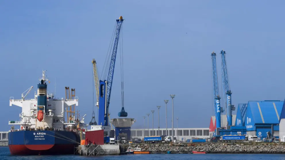Buque operando en el Puerto Exterior de A Coru&ntilde;a.