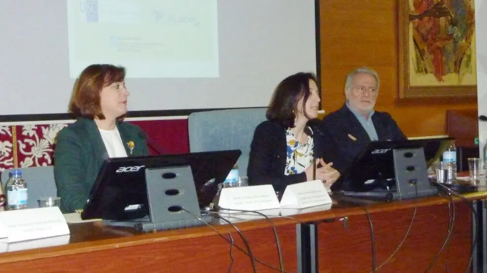 De esquerda a dereita, Susana L&oacute;pez, Silvia Moscoso e Luis Caram&eacute;s. Foto: Facultade de Relaci&oacute;ns Laborais