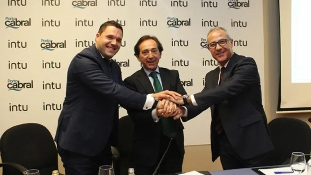 Rub&eacute;n P&eacute;rez, presidente de la Asociaci&oacute;n de Comerciantes y Hosteleros de la Zona N&aacute;utico de Vigo; Salvador Arenere, consejero de Intu Eurofund; y Anxo M&eacute;ndez, gerente de la Asociaci&oacute;n de Comerciantes y Hosteleros Vigovello.