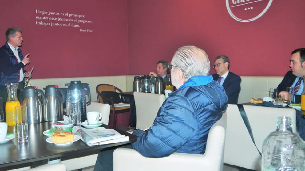 Desayuno del Foro de Urbanismo e Infraestructuras./C&Iacute;RCULO.