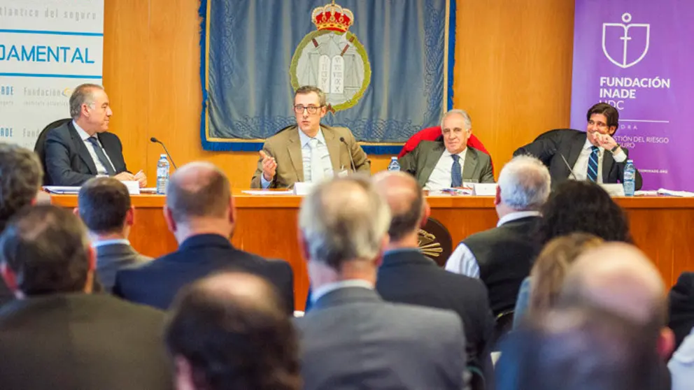 (Intervinientes en la tribuna de Foro Inade: Adolfo Campos, Ricardo Ron, Santiago Mart&iacute;n y V&iacute;ctor Lucas.