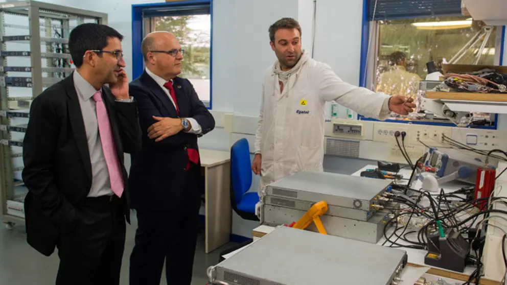 Javier Taibo y Manuel Baltar en su visita a las instalaciones de Egatel./A.PAZ.