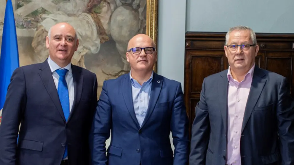 Javier Soto, Manuel Baltar e Juan Carlos Parada, na Deputaci&oacute;n de Ourense./A.PAZ.