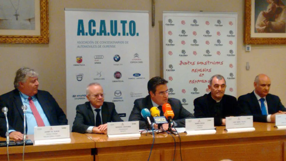 Acto de entrega del premio a C&aacute;ritas por parte de ACAUTO.