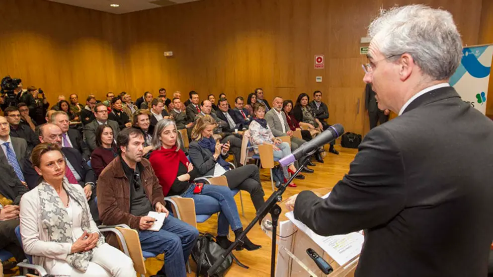 Conde, en la jornada de presentaci&oacute;n de la Unidad Mixta Gas Natural Energylab en Bens, A Coru&ntilde;a./M.FUENTES.