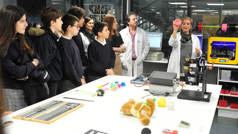 A directora xeral de Comercio e estudantes do CPR Pluriling&uuml;e Compa&ntilde;&iacute;a de Mar&iacute;a da Coru&ntilde;a no Laboratorio de Consumo de Galicia./M.FUENTES.