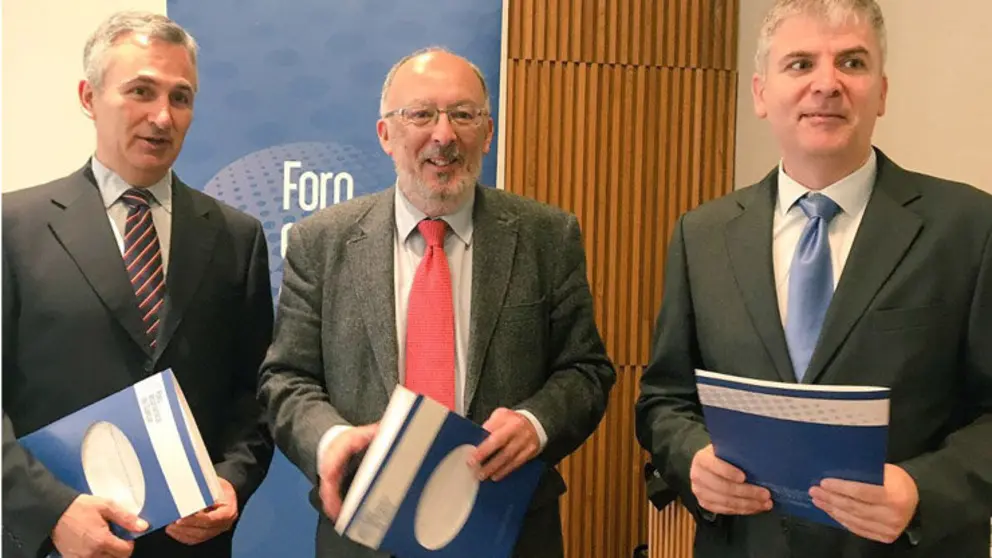 Jos&eacute; Francisco Armesto, Fernando Gonz&aacute;lez Laxe y Santiago Lago presentaron el Informe de Coyuntura 2017.