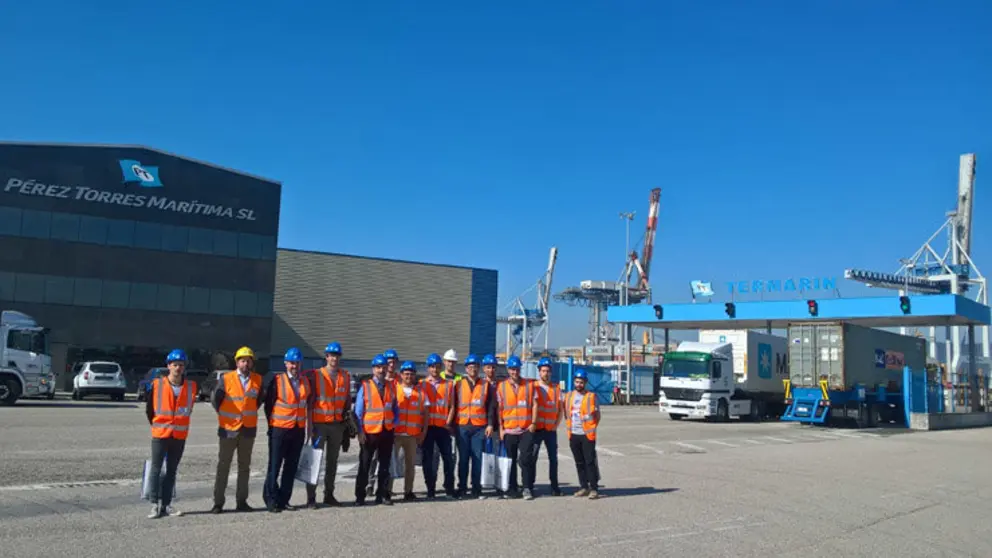 Alumnos del M&aacute;ster de Ingenier&iacute;a de Caminos en el Puerto de Mar&iacute;n.