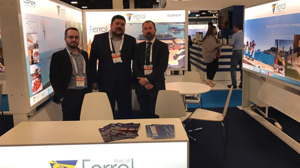 El presidente de AJE Ferrolterra, el presidente de COFER y el jefe del Departamento Comercial de la Autoridad Portuaria de Ferrol, en la Seatrade Cruise Global.