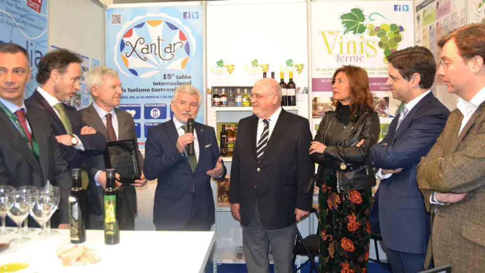 Representantes gallegos y comitiva oficial en el stand de Expourense en la feria AGRO.