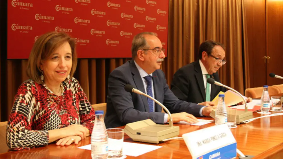 Marisa Poncela, acompa&ntilde;ada de Antonio Couceiro y Gonzalo Ortiz, en la C&aacute;mara de Comercio de A Coru&ntilde;a.