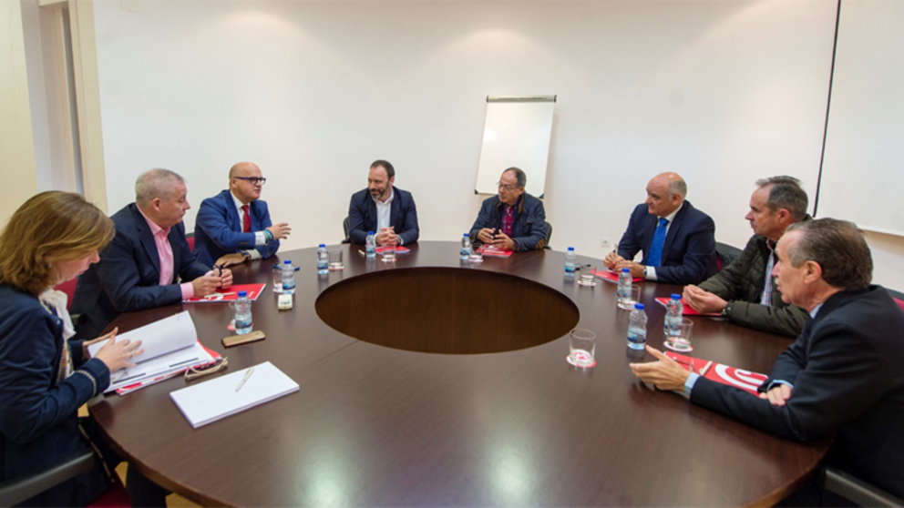 O presidente da Deputaci&oacute;n de Ourense reunido co Comit&eacute; Executivo da C&aacute;mara de Comercio./A.P.