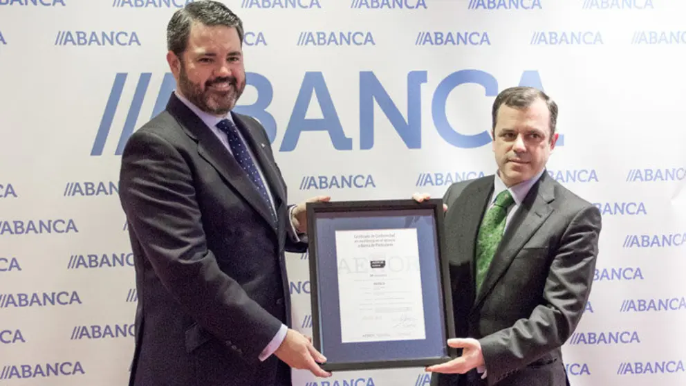 Entrega del certificado de AENOR a Abanca.
