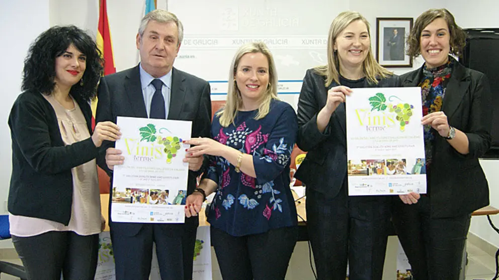 Natalia Gonz&aacute;lez, Jos&eacute; Manuel Rodr&iacute;guez, Silvia Dorado, Emma Gonz&aacute;lez y Erika La&iacute;&ntilde;o, en la presentaci&oacute;n de Vinis Terrae./P.L.