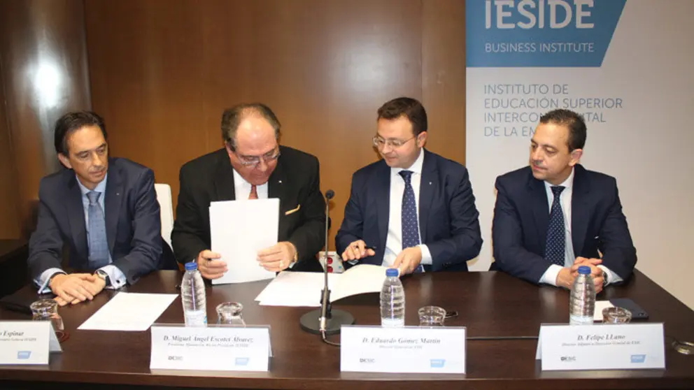Firma del acuerdo entre los representantes de IESIDE y de ESIC, en el Campus de A Coru&ntilde;a de IESIDE.