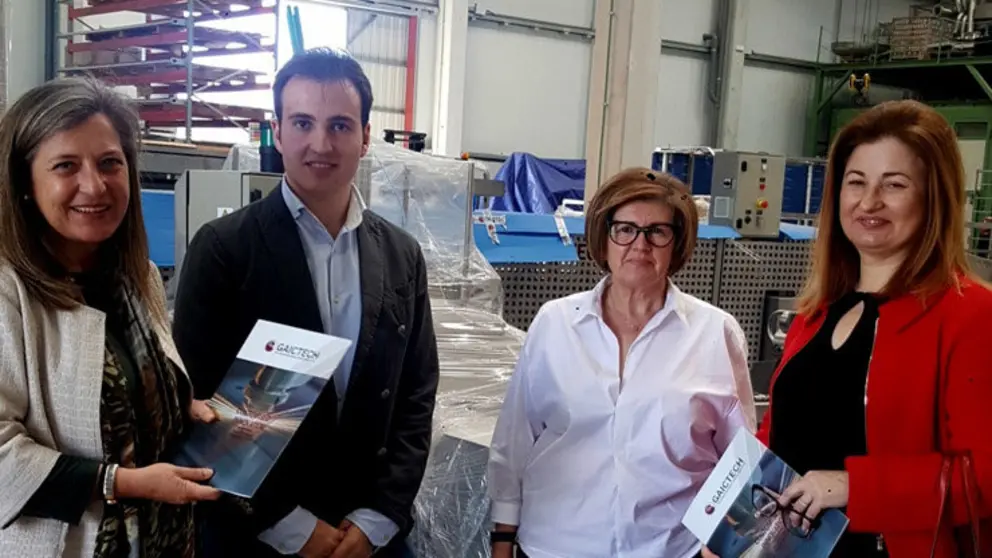 La delegada de Zona Franca con directivos de Triomachine.