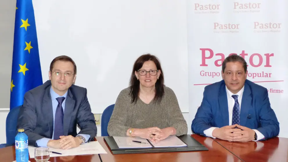 Representantes del Banco Pastor con la direen la firma del acuerdo