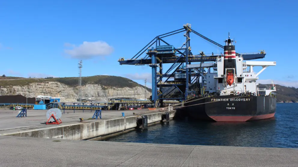 Barco descargando en el Puerto de Ferrol.