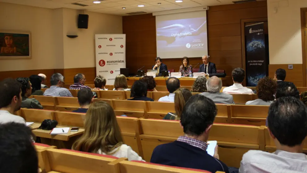 Un momento de la charla, en el sal&oacute;n de actos de la CEO.