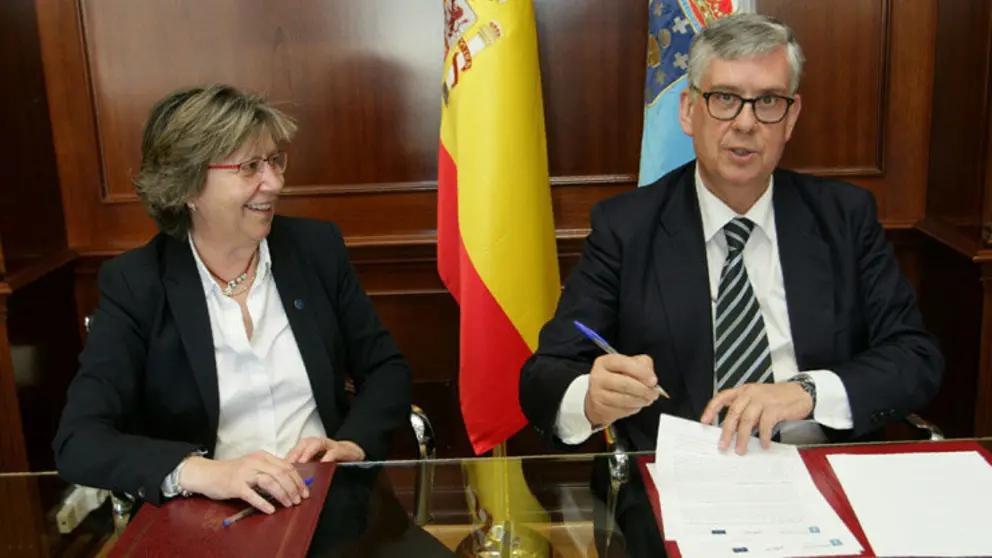 Rosa Quintana y Juan Vieites en la firma del convenio.