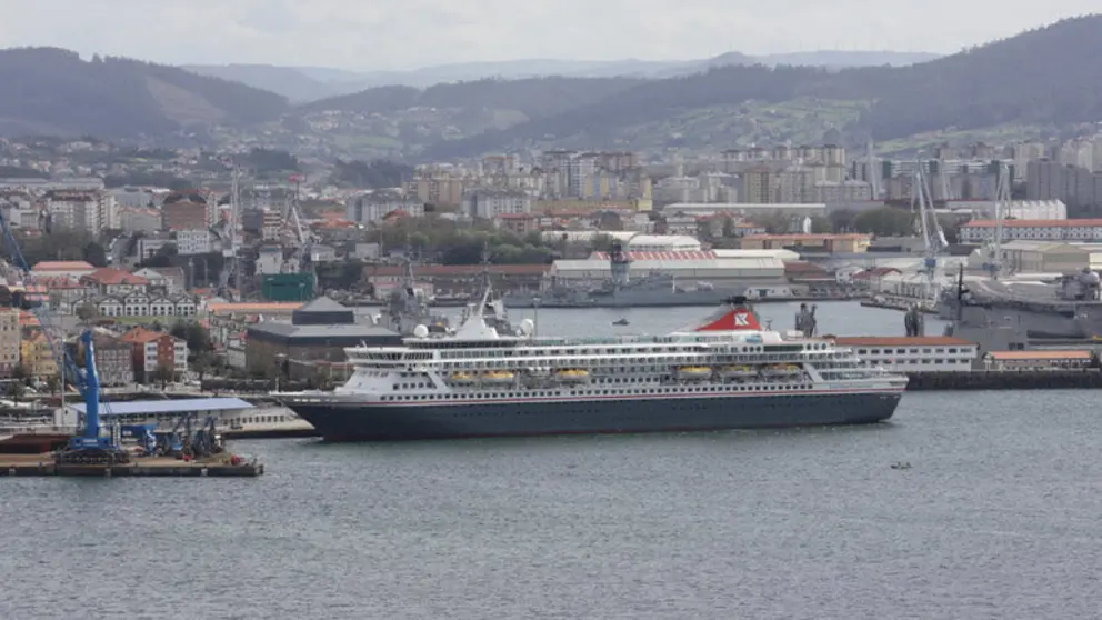 El "Balmoral", en una escala anterior en el Puerto de Ferrol.