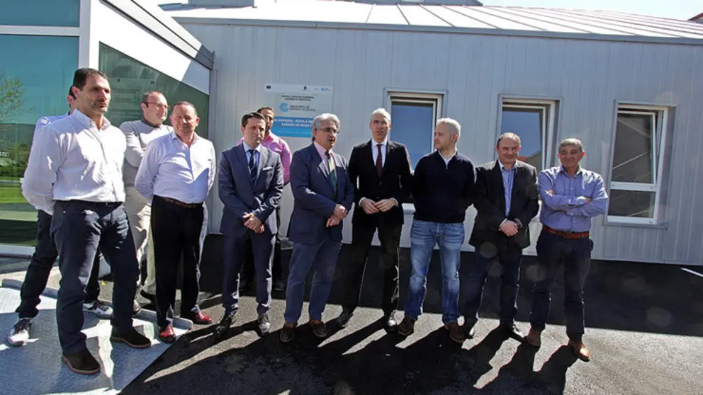 O conselleiro de Econom&iacute;a participou na inauguraci&oacute;n do viveiro industrial de Boiro./L.POLO.