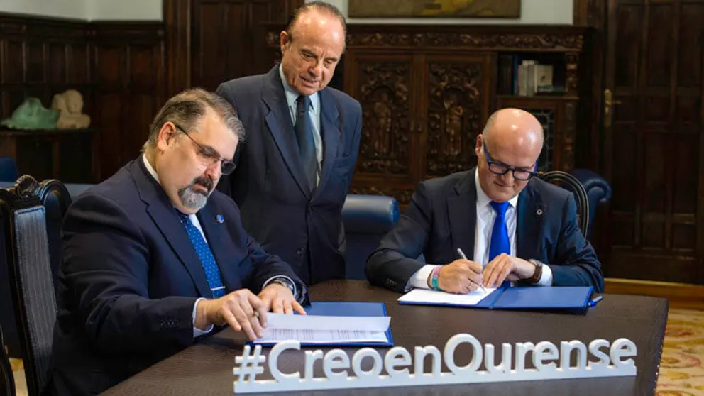 Francisco Gonz&aacute;lez e Manuel Baltar, en presenza de Ovidio Fern&aacute;ndez Ojea, asinando o convenio de colaboraci&oacute;n./A.PAZ.