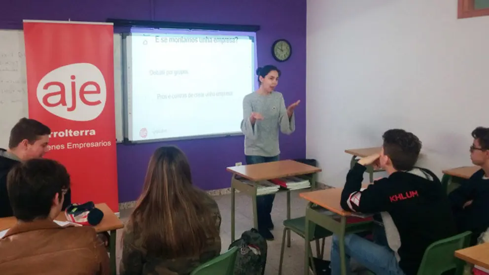 Charla de una asociada de AJE Ferrolterra en el Colegio Ayala.