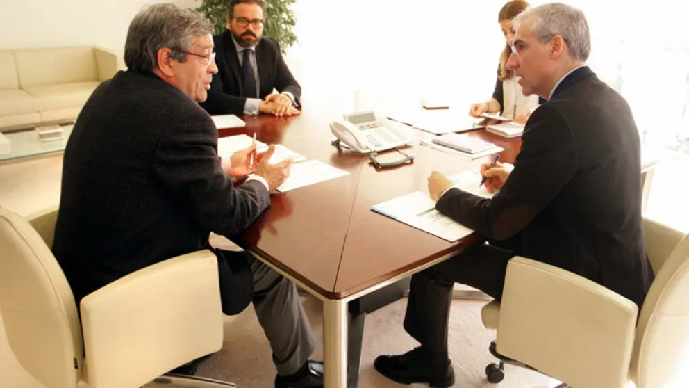 Jos&eacute; Mar&iacute;a Seijas, Luis Fern&aacute;ndez, Sol V&aacute;zquez y Francisco Conde, en la reuni&oacute;n./C.PAZ.