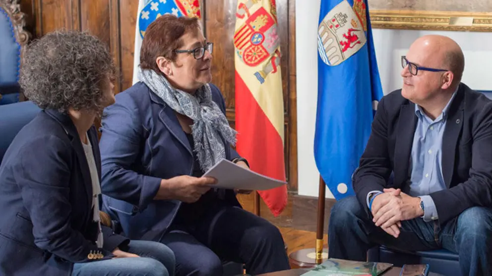 Luisa L&oacute;pez, M&ordf; del Carmen Rodr&iacute;guez e Manuel Baltar, na xuntanza no Pazo Provincial.