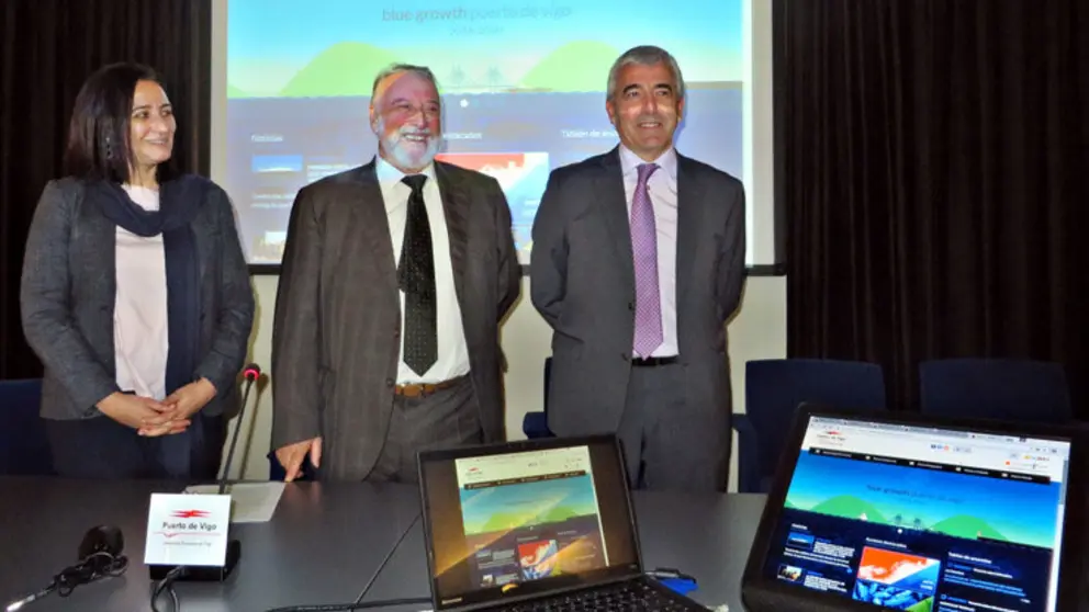 Miembros de la Autoridad Portuaria de Vigo en la presentaci&oacute;n de la nueva web.