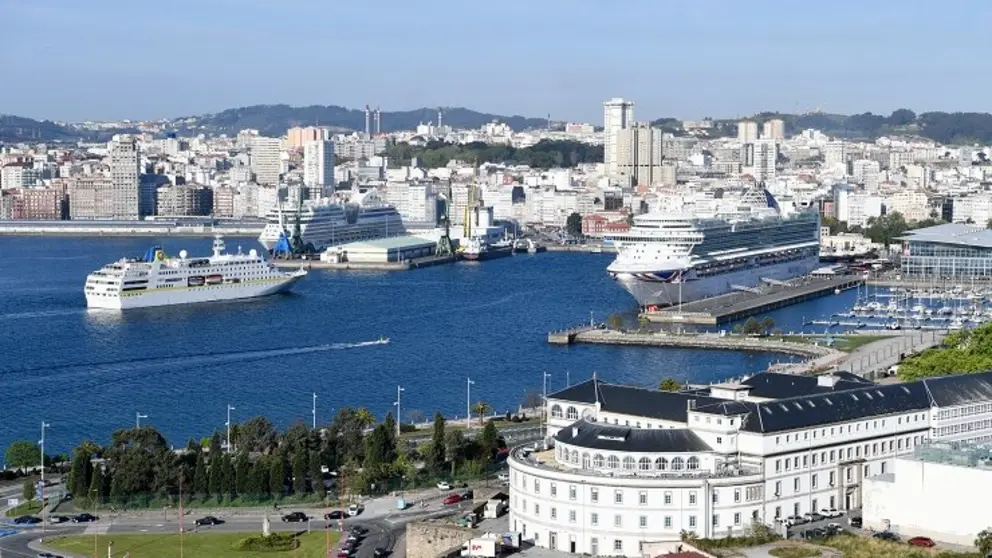 Los tres cruceros que visitaron este jueves el Puerto de A Coru&ntilde;a.