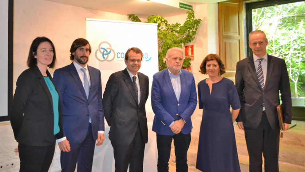 > M&oacute;nica Figueroa de EnergyLab
Emilio Bruquetas Reganosa
&Aacute;gel Bernardo Tahoces director xeral de Energ&iacute;a y Minas
Luis Caram&eacute;s Colmeiro
Mar&iacute;a Bastida, Colmeiro
Manuel Fern&aacute;ndez Pellicer de Gas Natural Fenosa, participantes en la jornada.