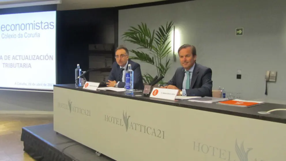 Agust&iacute;n Fern&aacute;ndez y Alberto Garc&iacute;a Valera en la jornada organizada por el Colegio de Economistas de A Coru&ntilde;a.