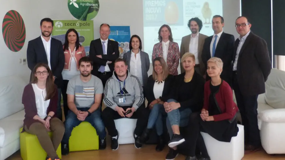 Promotores dos premios Incuvi-Emprende xunto cos novos inquilinos dos ni&ntilde;os da Tecn&oacute;pole.