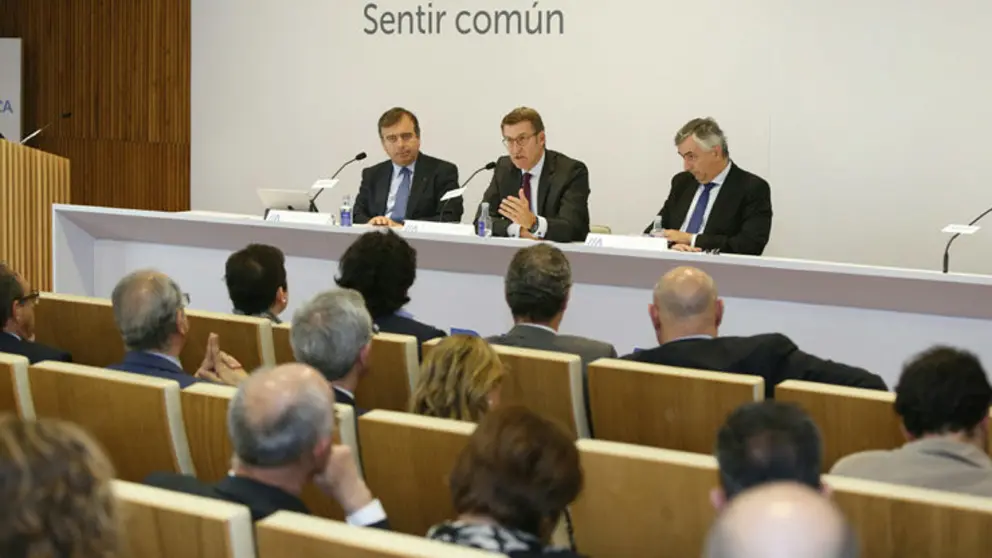 Francisco Botas, consejero delegado de Abanca, Alberto N&uacute;&ntilde;ez Feij&oacute;o, presidente de la Xunta, y Carlos Oca&ntilde;a, director general de Funcas.