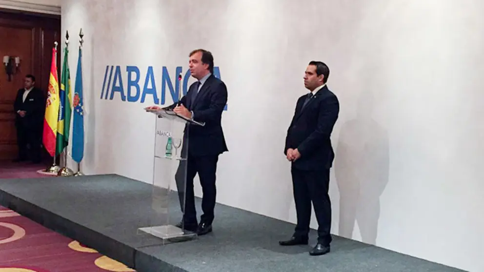 Oo conselleiro delegado de ABANCA, Francisco Botas, e o director da oficina de R&iacute;o de Janeiro, Jos&eacute; Luis Nogueira.