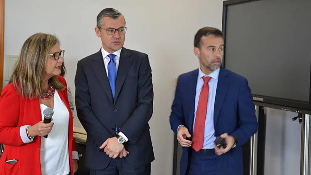 Teresa Pedrosa (izq.) en el primer Demolab organizado por la Zona Franca.