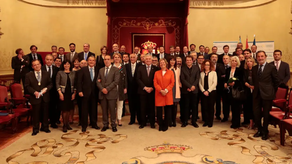 Foto de familia: Autoridades, Galardonados, Jurado, y miembros del Patronato y C&iacute;rculo de Confianza de Fundaci&oacute;n Inade.